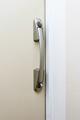 玄関ドアの防犯機能と耐震性能